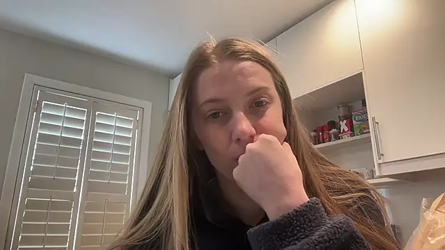 Snapshot of Ella-82 chatting on February 24, 6:15 pm Ella-82 online show from February 24, 6:15 pm