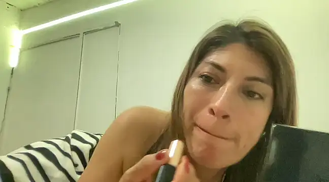 Snapshot of LunaBeya chatting on March 19, 1:43 am LunaBeya online show from March 19, 1:43 am
