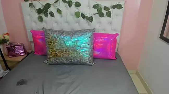 Snapshot of EmmySweett2 chatting on February 6, 12:16 pm EmmySweett2 online show from February 6, 12:16 pm