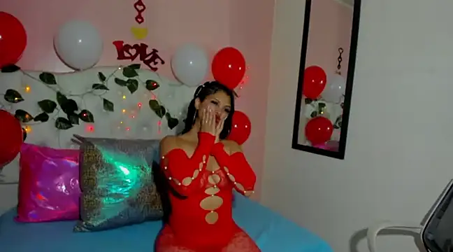 Snapshot of EmmySweett2 chatting on February 14, 1:29 pm EmmySweett2 online show from February 14, 1:29 pm