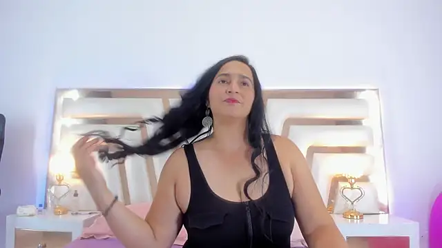 Snapshot of LucineArias chatting on January 25, 8:00 pm LucineArias online show from January 25, 8:00 pm