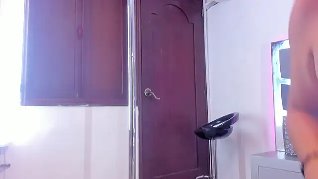 Snapshot of LucineArias chatting on February 6, 12:00 am LucineArias online show from February 6, 12:00 am