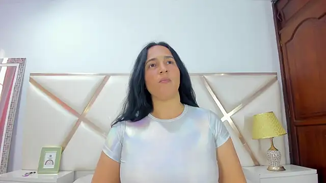 Snapshot of LucineArias chatting on February 20, 10:59 pm LucineArias online show from February 20, 10:59 pm