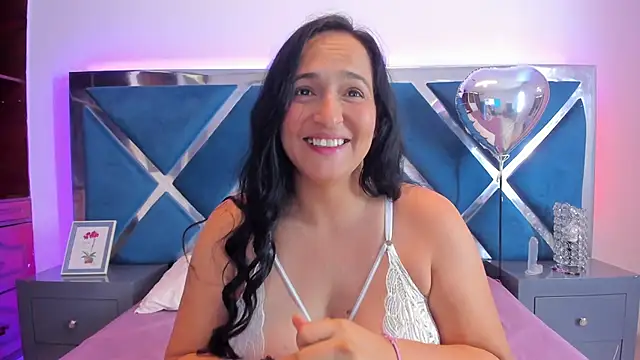 Snapshot of LucineArias chatting on March 4, 7:54 pm LucineArias online show from March 4, 7:54 pm