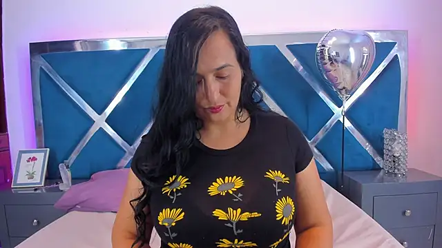 Snapshot of LucineArias chatting on March 5, 8:10 pm LucineArias online show from March 5, 8:10 pm