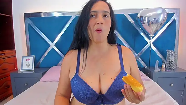 Snapshot of LucineArias chatting on March 6, 8:16 pm LucineArias online show from March 6, 8:16 pm