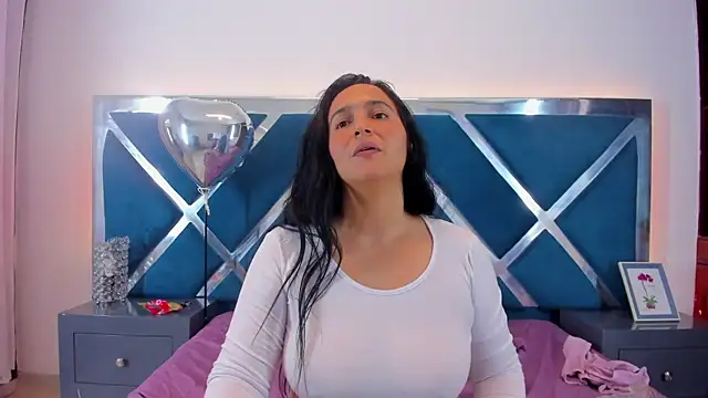 Snapshot of LucineArias chatting on March 20, 11:23 pm LucineArias online show from March 20, 11:23 pm