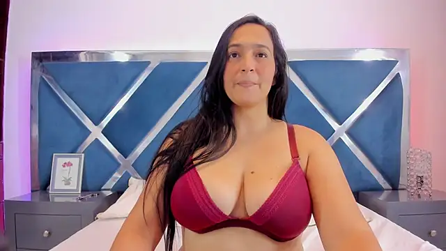 Snapshot of LucineArias chatting on October 21, 7:58 pm LucineArias online show from October 21, 7:58 pm