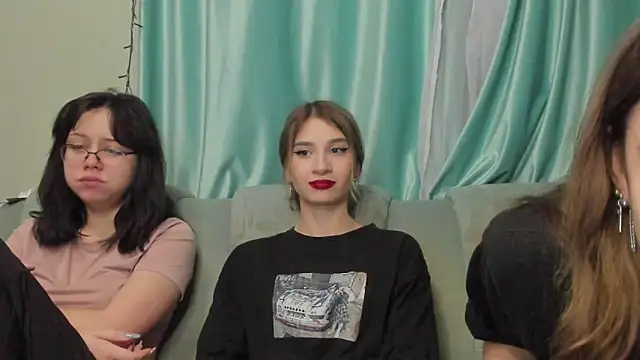 Snapshot of honey_love_honeyy chatting on January 12, 5:33 pm honey love honeyy online show from January 12, 5:33 pm