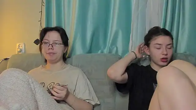 Snapshot of honey_love_honeyy chatting on January 15, 5:58 pm honey love honeyy online show from January 15, 5:58 pm