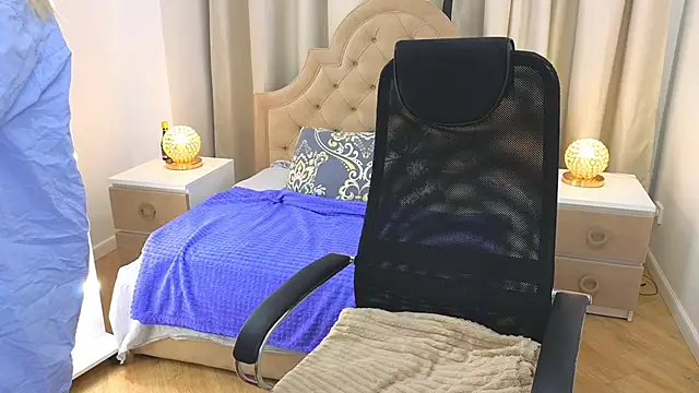 Snapshot of M_I_A_M_I_A chatting on December 15, 10:30 am M I A M I A online show from December 15, 10:30 am