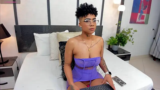 Snapshot of LuciaWallace chatting on January 8, 12:46 am LuciaWallace online show from January 8, 12:46 am