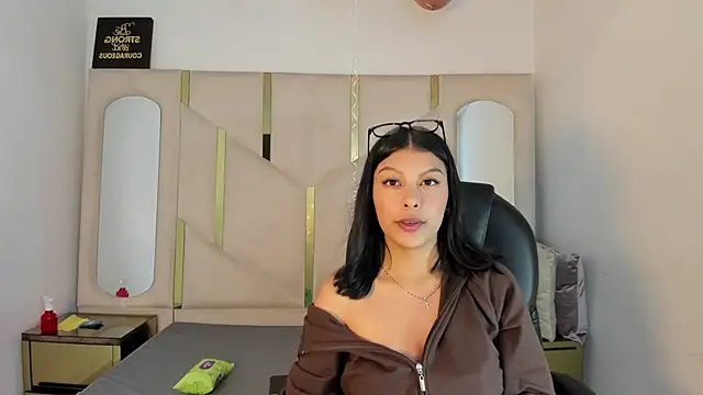 Salmaportman69 online show from February 4, 9:09 pm