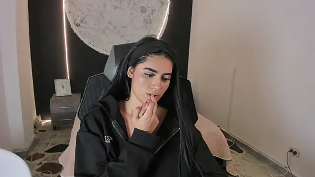 BellaaStorm online show from October 18, 8:31 pm