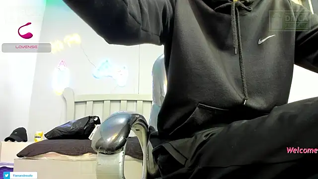 Snapshot of HarolddXL chatting on December 4, 1:31 pm HarolddXL online show from December 4, 1:31 pm