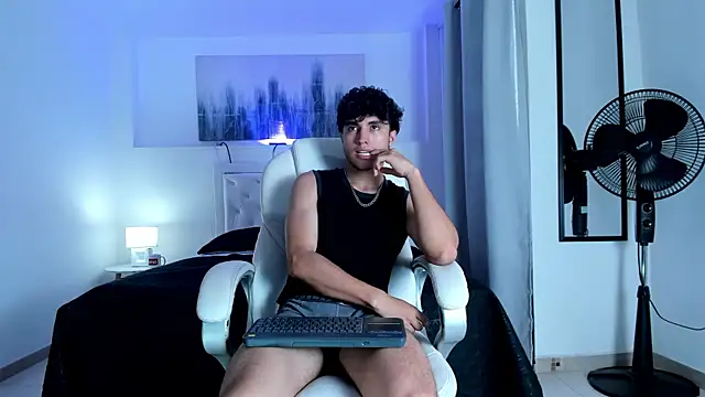 ZaneeCross online show from February 10, 7:49 pm