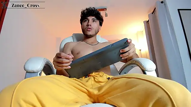 ZaneeCross online show from March 6, 7:43 pm