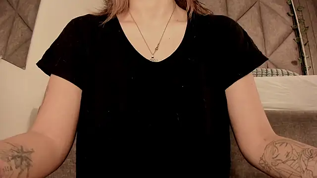 Snapshot of SabrinaSpell_ chatting on December 15, 11:47 am SabrinaSpell online show from December 15, 11:47 am