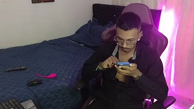 Snapshot of eros-0001 chatting on January 22, 2:48 am eros-0001 online show from January 22, 2:48 am