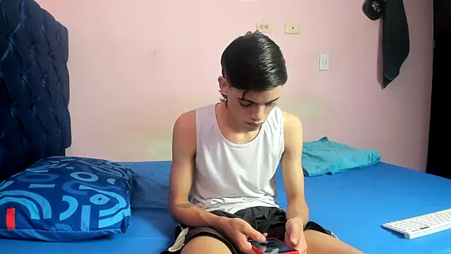 Latinos 2001 online show from March 15, 4:46 pm