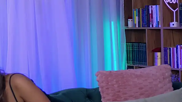 Snapshot of SarahPeach8 chatting on October 27, 9:46 am SarahPeach8 online show from October 27, 9:46 am