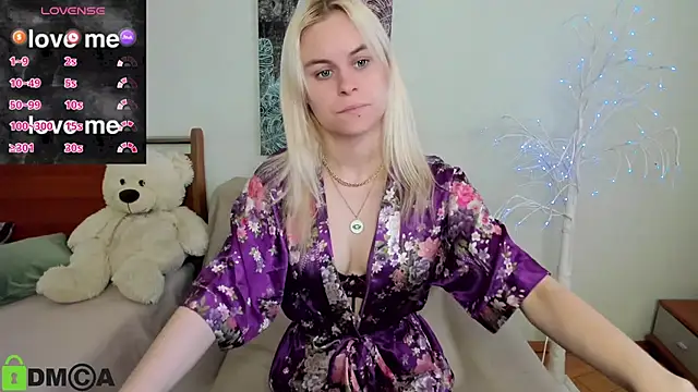 Snapshot of HillEva chatting on March 23, 8:40 am HillEva online show from March 23, 8:40 am