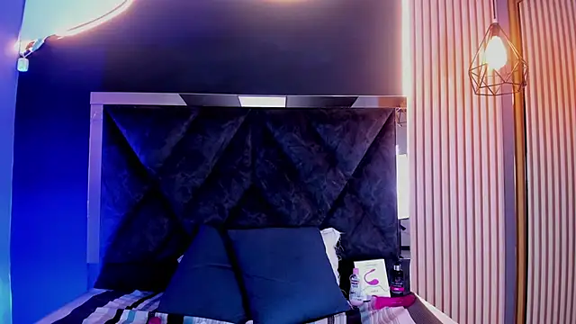 Snapshot of Victoriajohns_mjs chatting on February 19, 6:32 pm Victoriajohns mjs online show from February 19, 6:32 pm