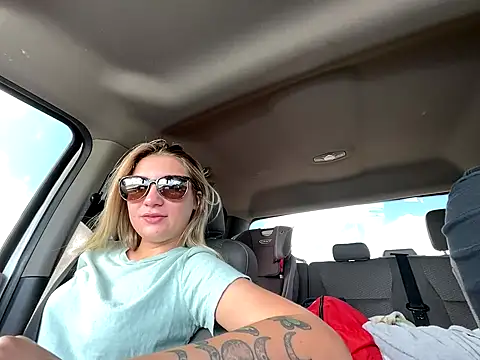 Hatgirl69 online show from September 20, 4:30 pm