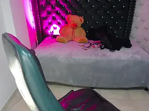 madelein m online show from February 8, 3:53 pm