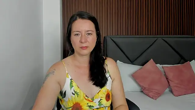 emmily taylor  online show from February 10, 7:07 pm