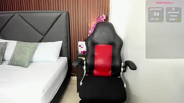 emmily taylor  online show from March 22, 7:09 pm