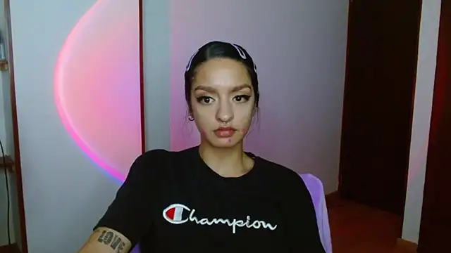 Snapshot of ravenvancleef chatting on February 13, 2:23 am ravenvancleef online show from February 13, 2:23 am