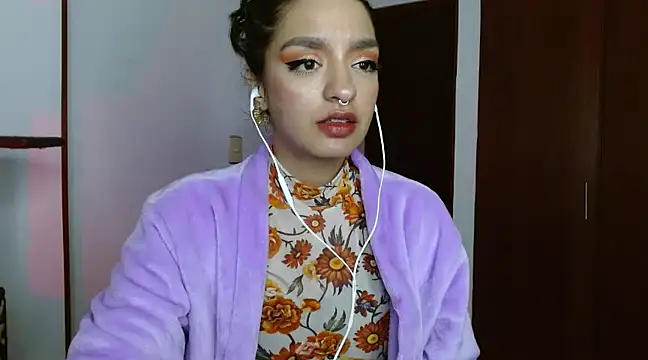 Snapshot of ravenvancleef chatting on March 11, 4:21 am ravenvancleef online show from March 11, 4:21 am