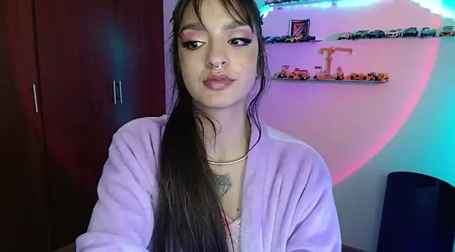 Snapshot of ravenvancleef chatting on March 20, 6:41 am ravenvancleef online show from March 20, 6:41 am