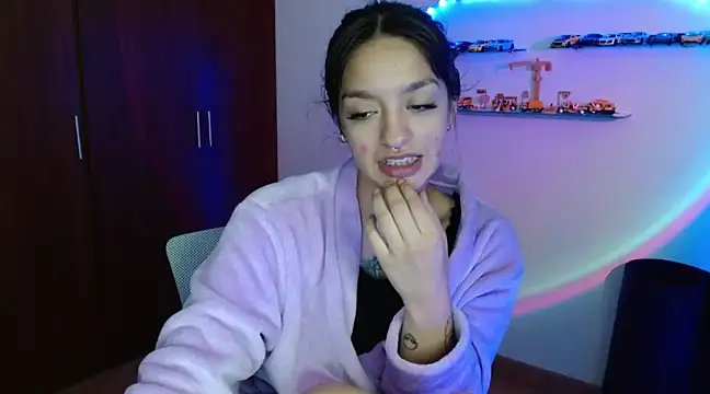 Snapshot of ravenvancleef chatting on March 21, 5:21 am ravenvancleef online show from March 21, 5:21 am