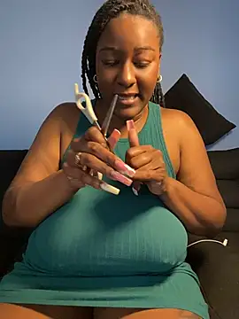 xoxoHotCoCo online show from June 6, 8:02 pm