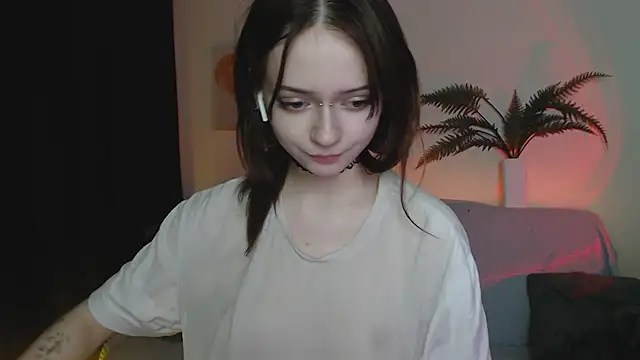 Snapshot of miuri_miy chatting on February 8, 10:19 pm miuri miy online show from February 8, 10:19 pm