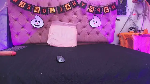 Auroraa miller online show from October 30, 11:55 am