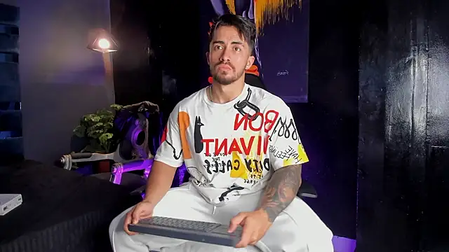 Snapshot of Brad_Summer chatting on February 21, 11:28 pm Brad Summer online show from February 21, 11:28 pm