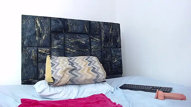 loretahorny online show from February 12, 7:35 pm