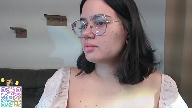 crystalll room online show from June 8, 2:01 am
