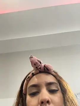 Snapshot of Alahiaa_ chatting on November 22, 12:42 am Alahiaa online show from November 22, 12:42 am