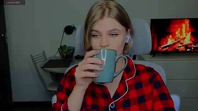 Snapshot of _JessieVibes chatting on February 12, 4:00 pm JessieVibes online show from February 12, 4:00 pm