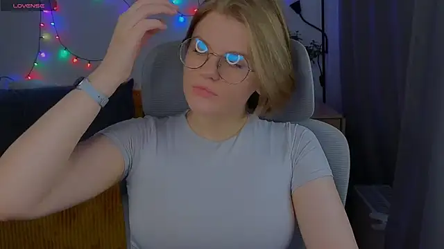 Snapshot of _JessieVibes chatting on November 12, 1:00 pm JessieVibes online show from November 12, 1:00 pm