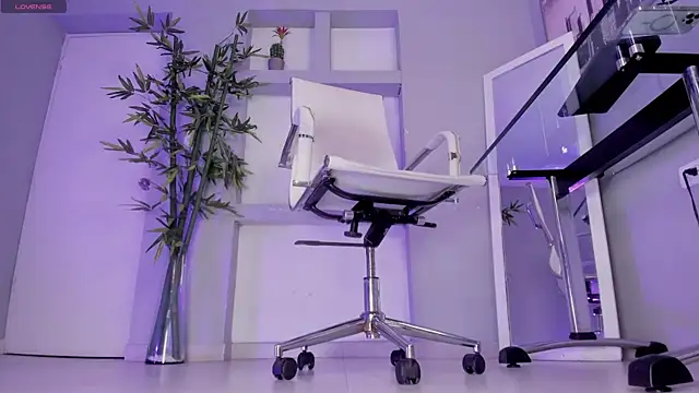 hannah howeell   online show from September 23, 9:56 am