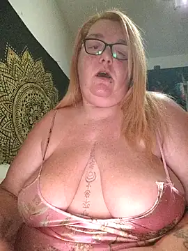 diosacurvy1984 online show from October 18, 9:15 pm