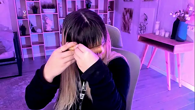 DiaAngell online show from November 8, 7:45 pm