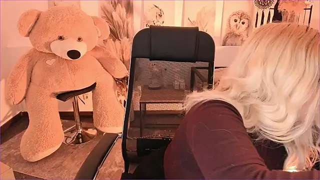 DiaAngell online show from December 19, 7:43 pm