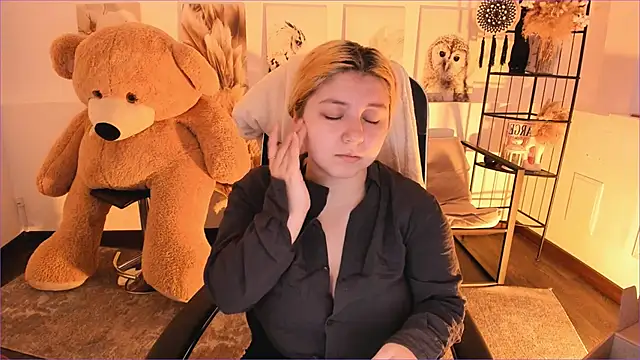 DiaAngell online show from January 6, 7:28 pm