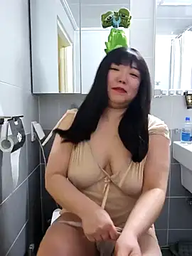 lunahong28 online show from February 6, 3:20 pm